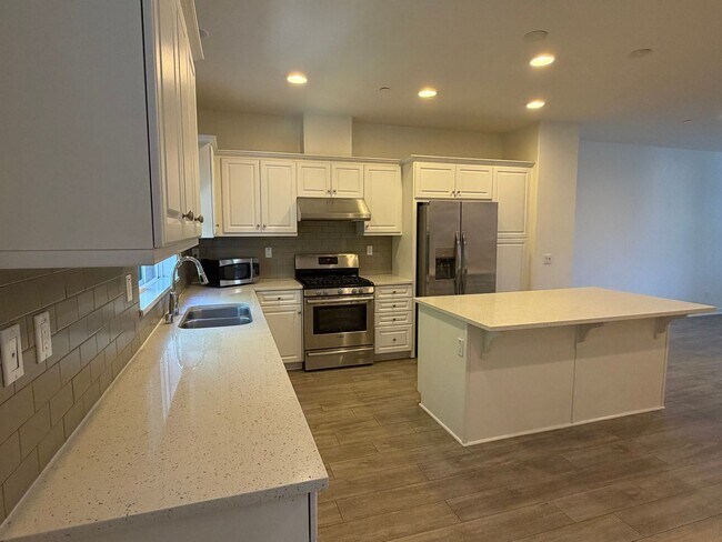 Building Photo - Modern, Spacious 3BR/4BA Home with Exceptional Freeway Access & Nearby Nature