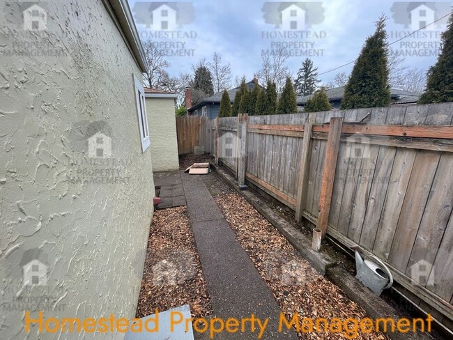 Building Photo - 660