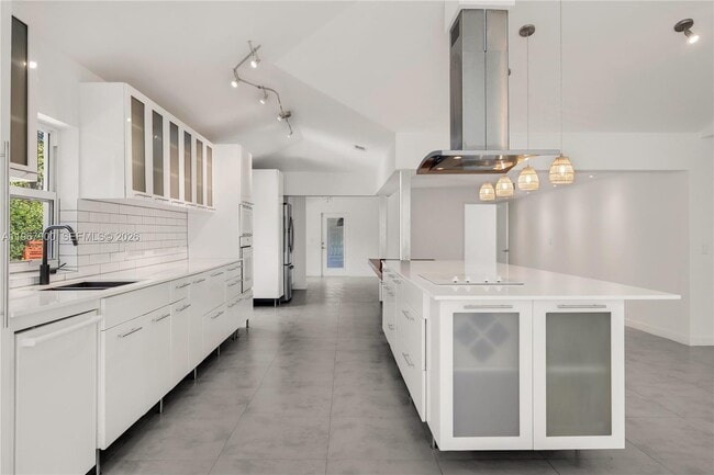 Building Photo - 801 NE 118th St