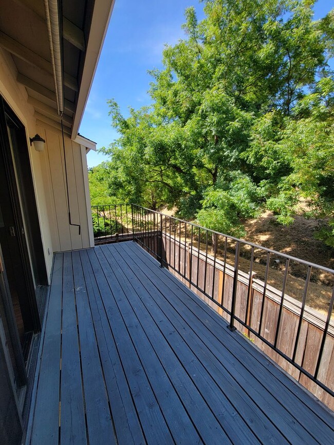 Building Photo - 3-bedroom 2 bath Townhouse in Sun Rise Ridge