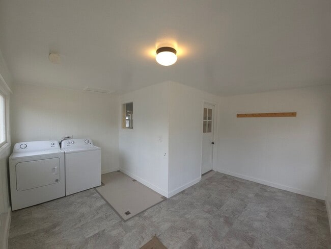 Building Photo - Home with character