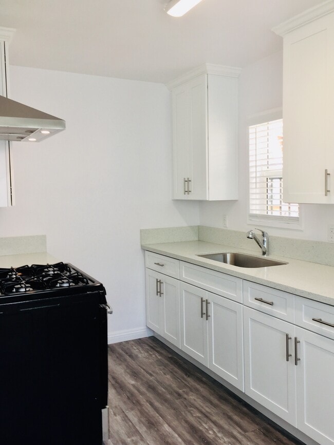 Building Photo - 1145 E 1st St