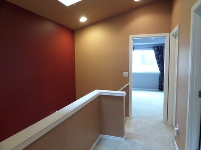 Building Photo - Stunning and Large 3-Bedroom Townhome with...