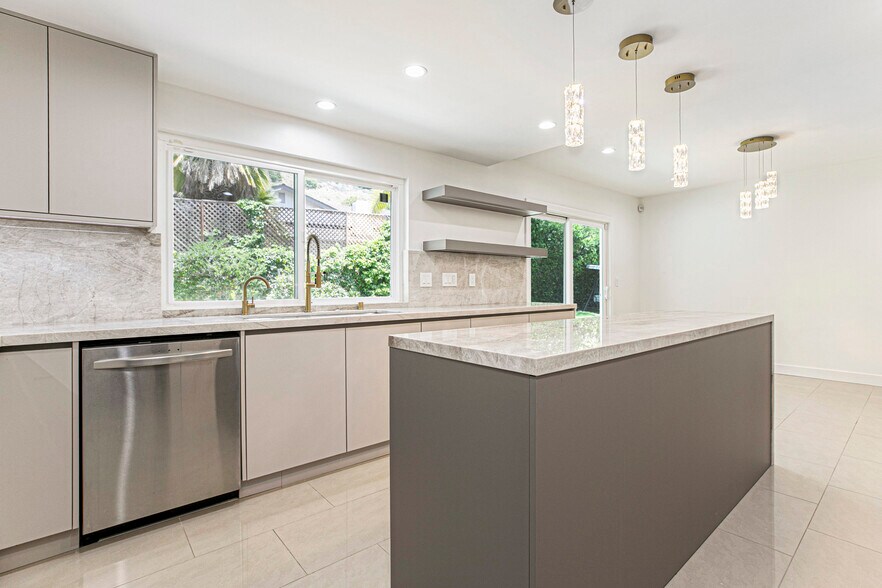 Building Photo - 3125 Emerald Isle Dr