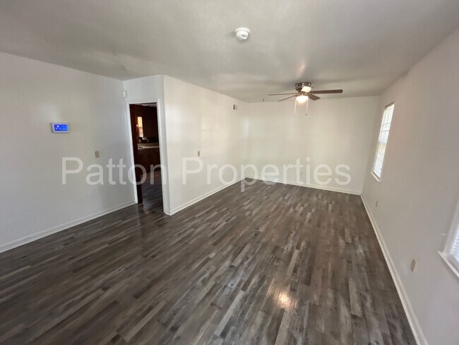 Building Photo - Barony Home