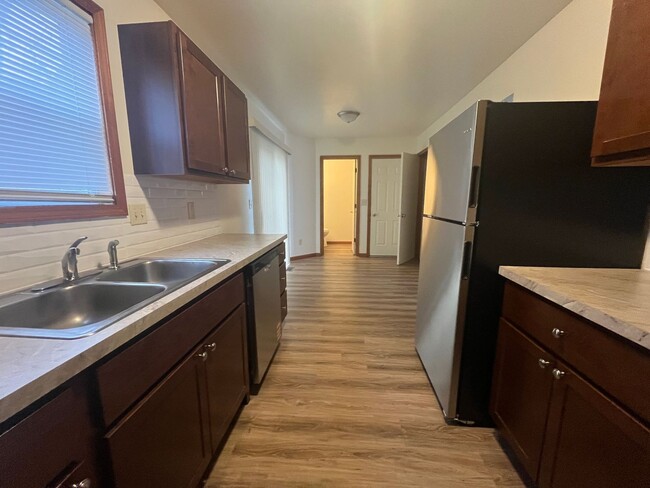 Building Photo - 3 Bedroom Duplex Available in Goshen