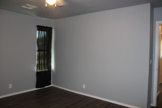 Building Photo - Newly Remodeled! Close to Tinker