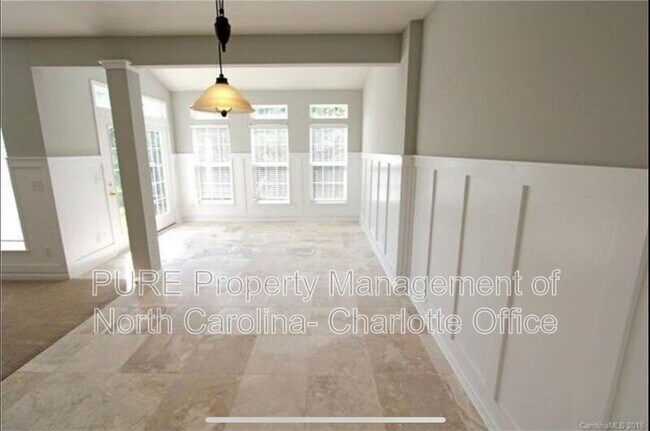 Primary Photo - 6033 Queens Walk Ct