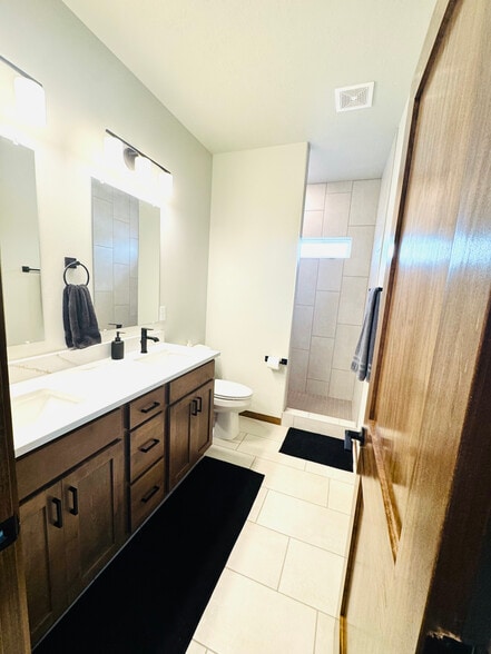 Building Photo - 5513 S Dubuque Ave