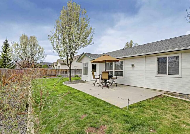 Building Photo - Bristol Heights Beauty: Single-Level 3-Car Garage Home with Private Backyard