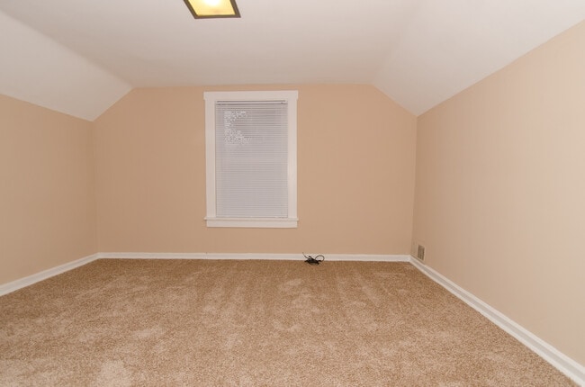 Building Photo - Spacious 3 bedroom, 1 bath Home - Available July 2026!