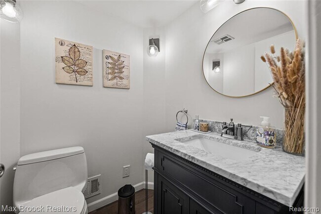 Building Photo - 704 Oakbrook Ridge Dr