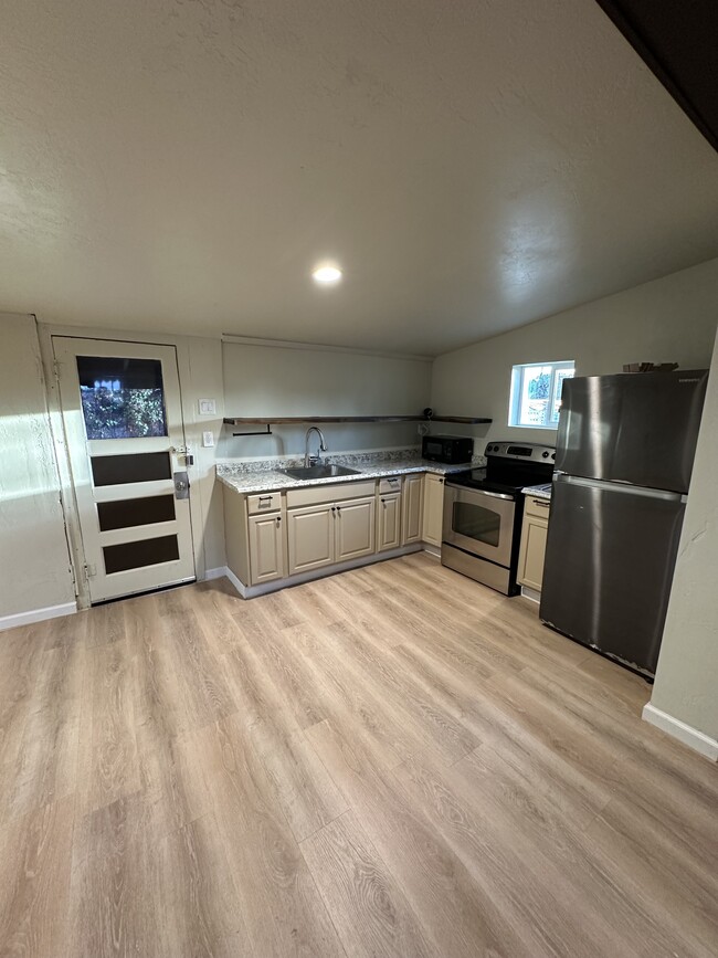 Building Photo - 471 W Heiner Dr
