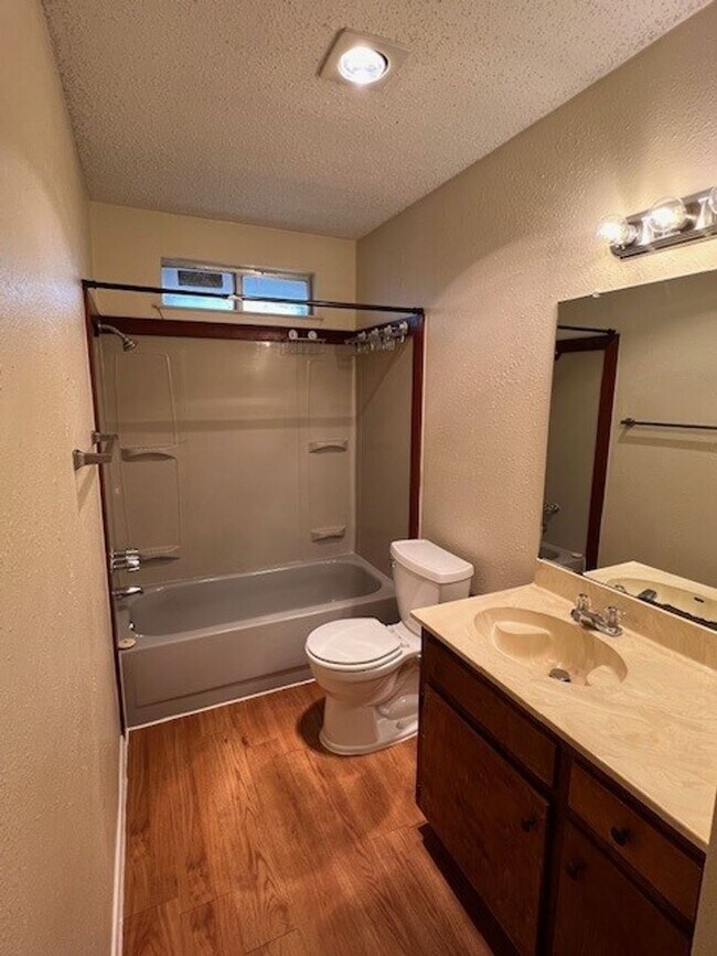 Building Photo - Hu Properties2 (3308 Dunliegh Dr)