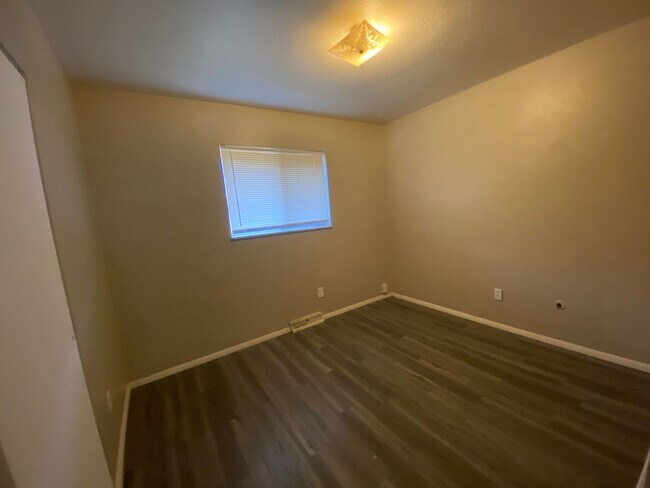 Building Photo - Yambor150