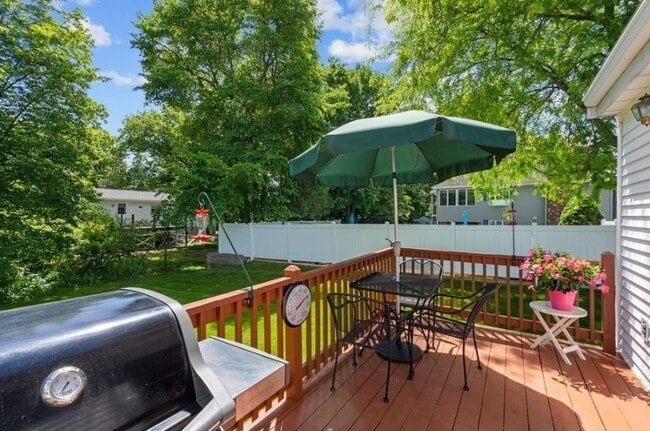 Building Photo - 58 Brandon St