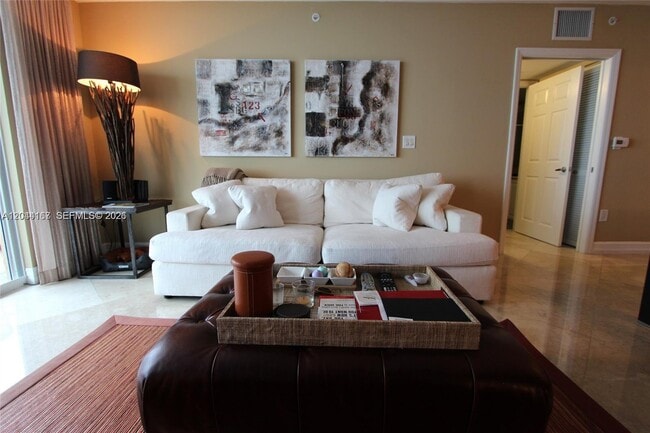 Building Photo - 1155 Brickell Bay Dr