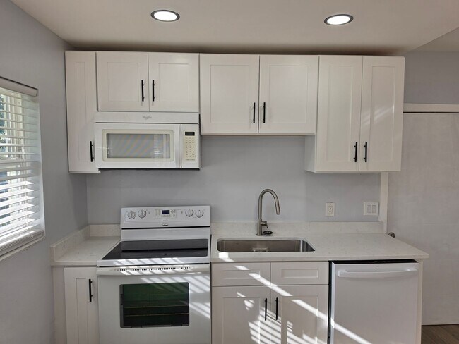Building Photo - FOR RENT!!! NEWLY RENOVATED 2-BEDROOM TRIPLEX – UTILITIES INCLUDED – PRIME KISSIMMEE LOCATION!