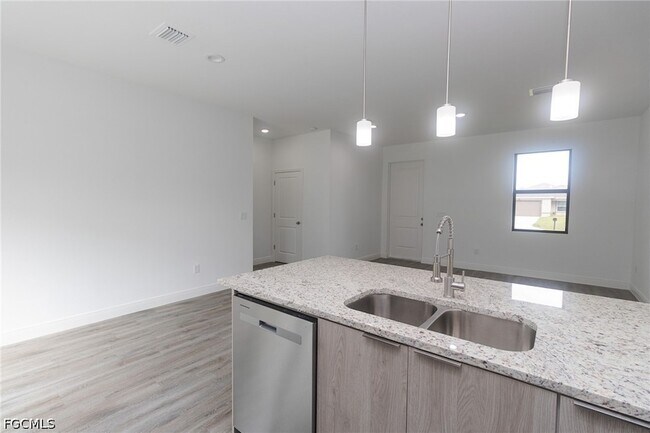 Building Photo - 1123 Deauville St E