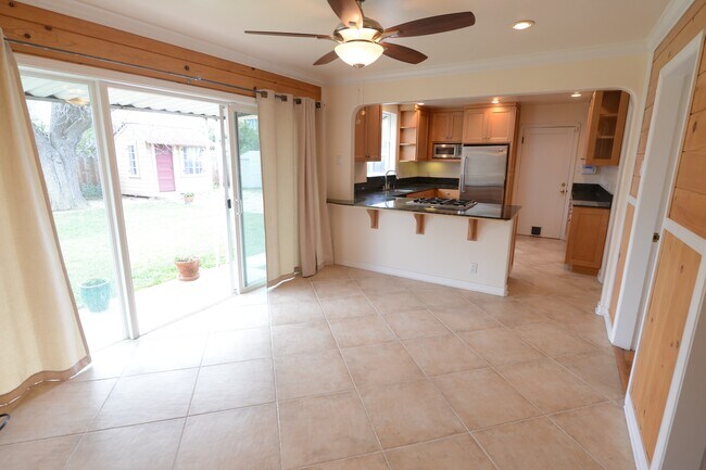Building Photo - 1060 Ridgeley Dr