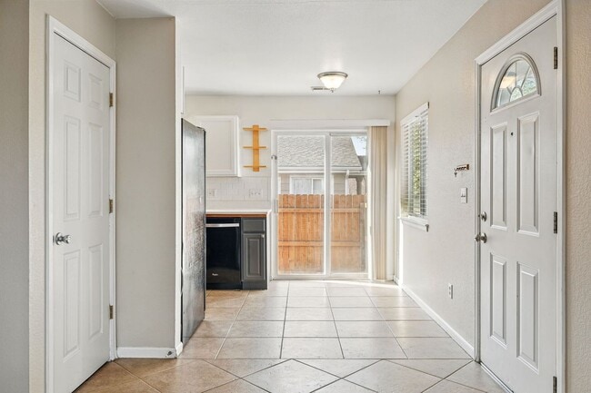 Building Photo - Updated Home in Sunnyside!