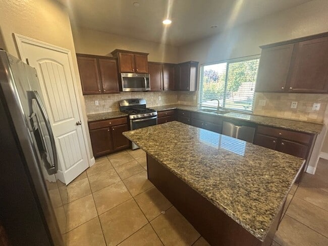 Building Photo - *Wait list full- Currently not accepting applications* 4 bedroom 2 bathroom in NW Visalia coming ...
