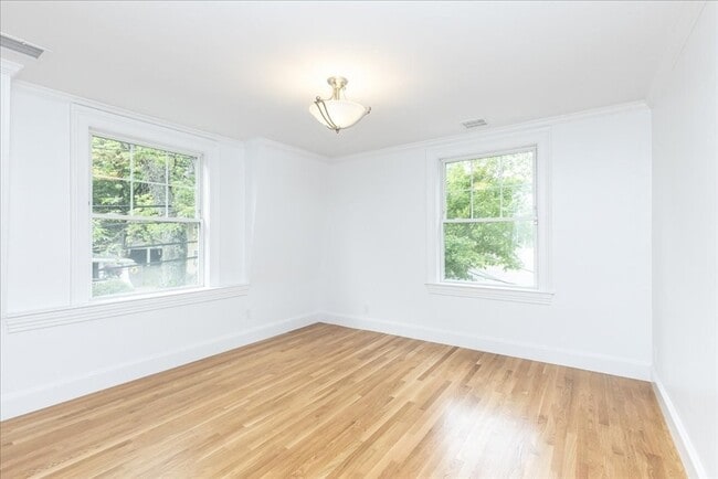 Building Photo - 247 Hale St