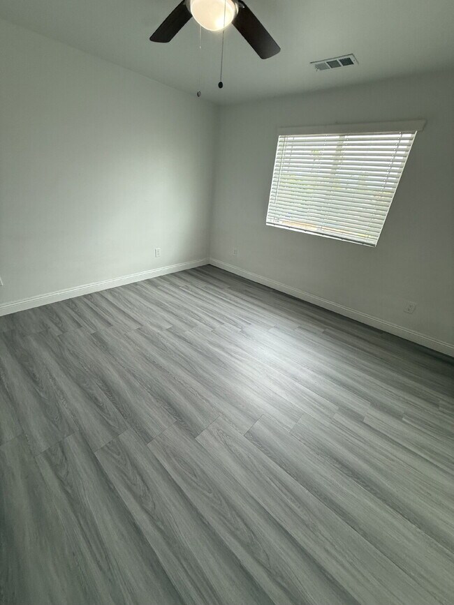 Building Photo - New Gas Range & Refrigerator.  Spacious rooms, private yard and RV parking.  Must see - Won't las...