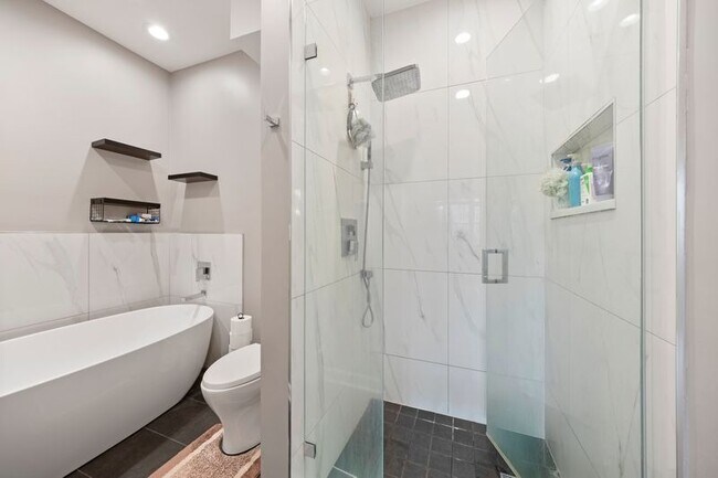 Building Photo - Stunning 2 Bed 2 Bath in the Ukrainian Village area