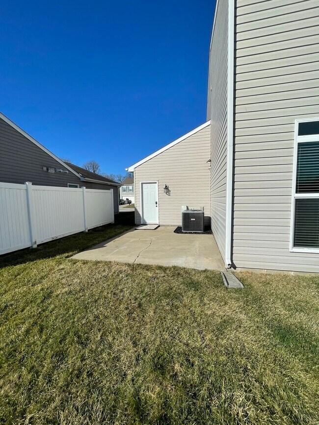 Building Photo - Beautiful 4 Bedroom Single Family Home - Harrison School District