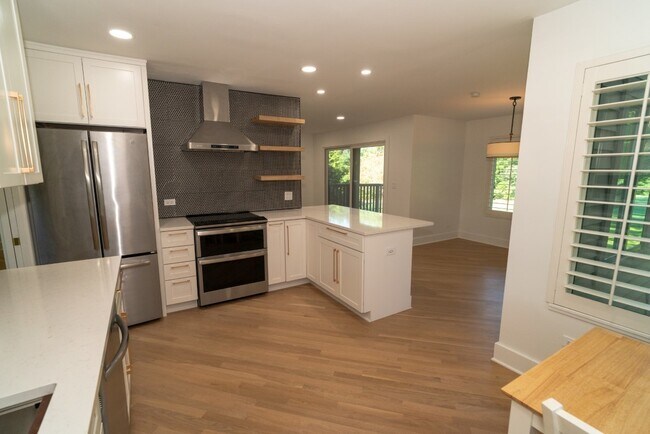Building Photo - 656 Golf Ln