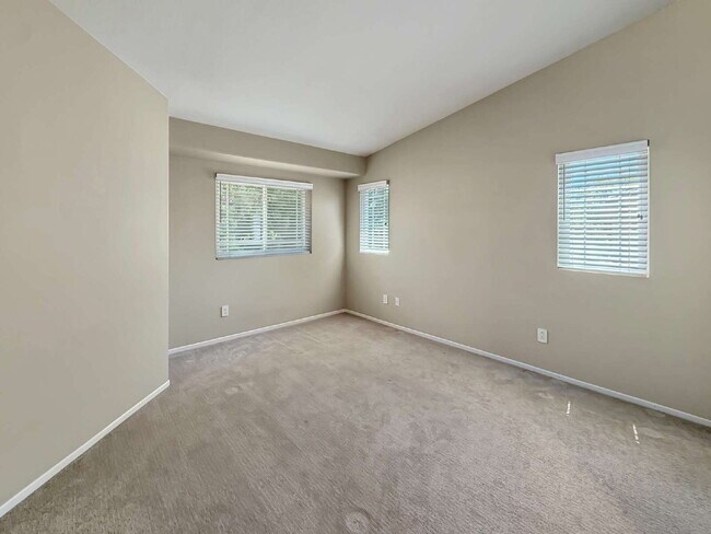 Building Photo - Beautifully Updated End-Unit Townhome in Valencia's Montana Community — No Rear Neighbors!