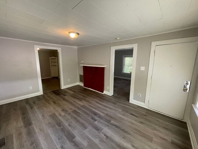 Building Photo - Freshly painted 2 bedroom 1 bath house- Pet Friendly!