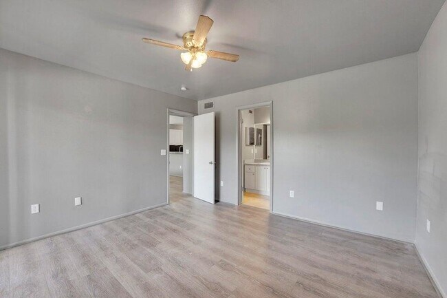 Building Photo - 4815 Via Palm Lakes