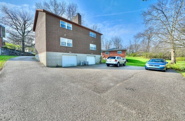 Building Photo - 13 Airview Dr
