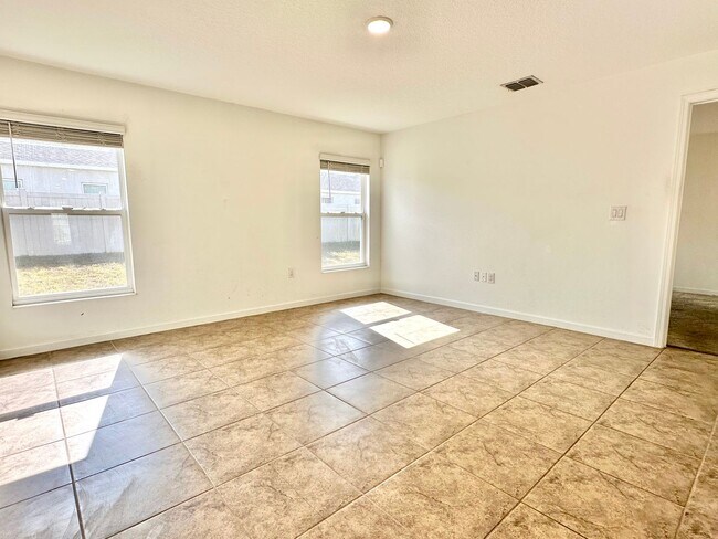 Building Photo - Premier 4bedrooms/2baths residence - Florida living at its finest!