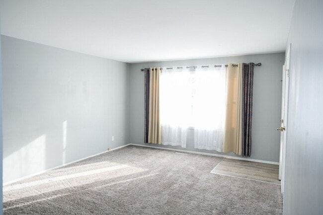 Building Photo - 2 bed 1 bath Duplex in Portage