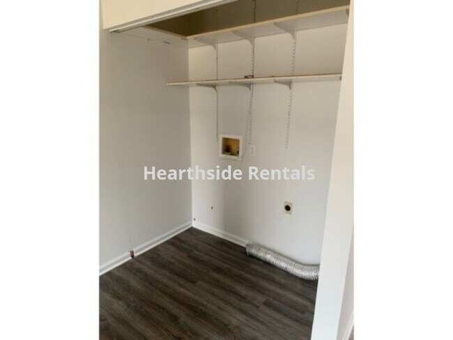 Building Photo - **2 Bedroom 2.5 Bath Townhouse Minutes Awa...