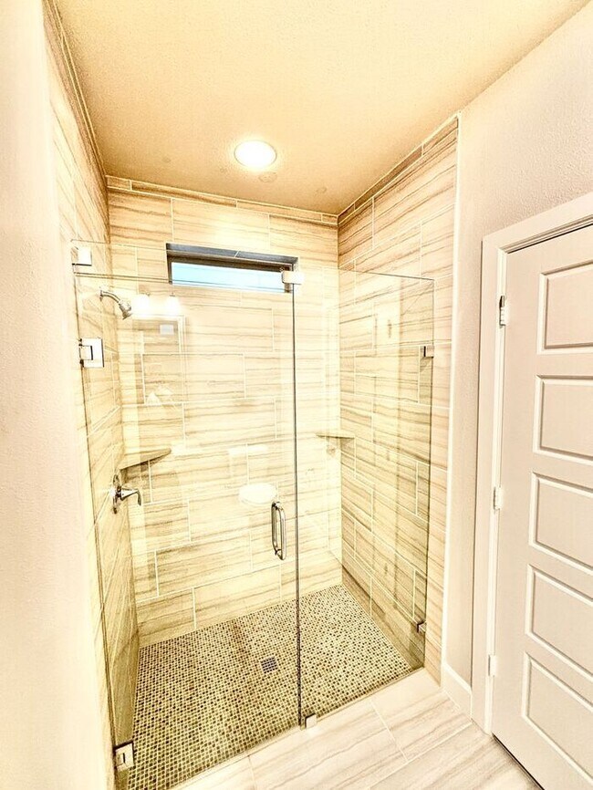 Building Photo - Spacious 3-Bedroom Home with Modern Amenit...