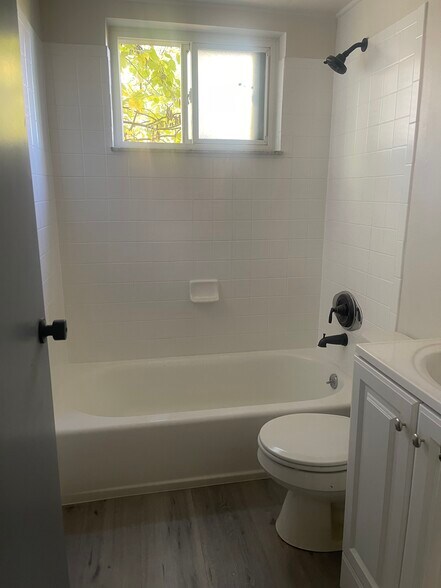 Building Photo - 8441 Cottonwood Dr