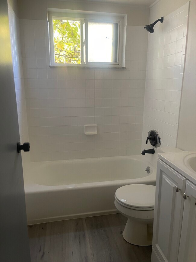 Building Photo - 8441 Cottonwood Dr