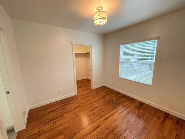 Building Photo - Remodeled Midtown Apartment w/Air Conditio...