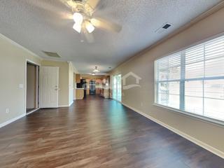 Building Photo - 542 Holiday Dr