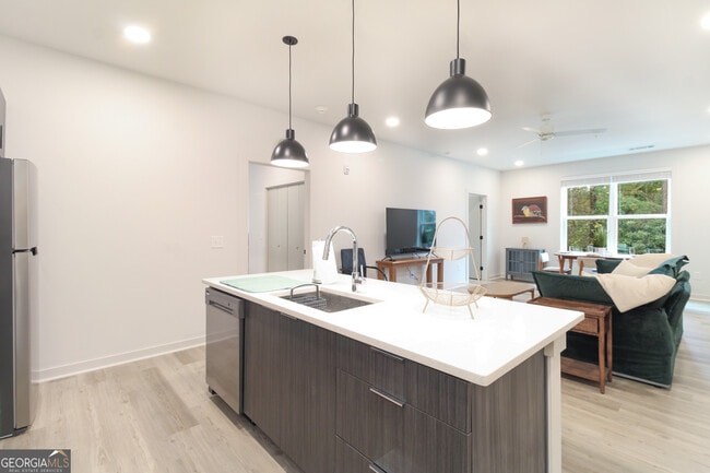 Building Photo - 240 Martha Dr