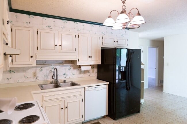 Building Photo - Available 3/2 house in Green Acres!