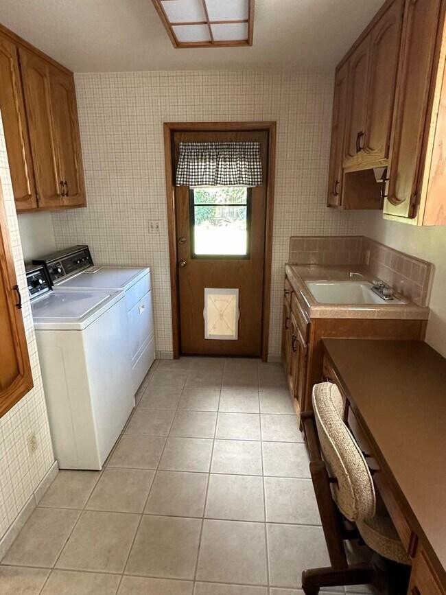 Building Photo - 475 E Mercedes Ave