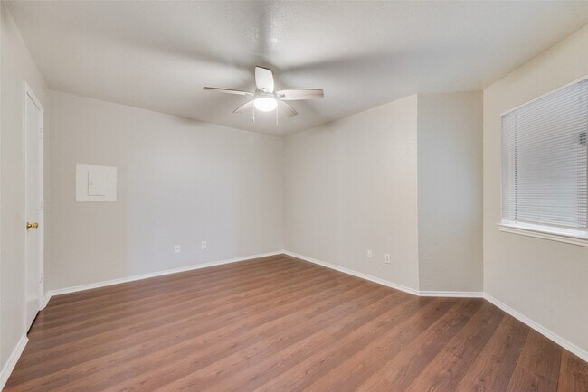 Building Photo - 2307 Balsam Dr