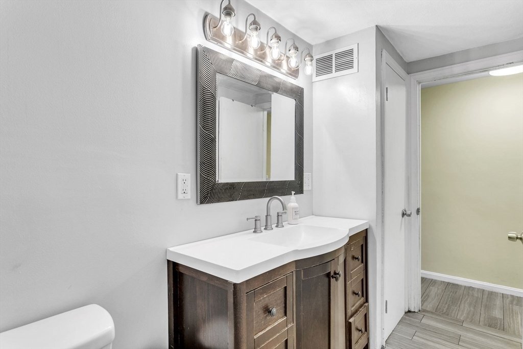 Building Photo - 80 Victoria St