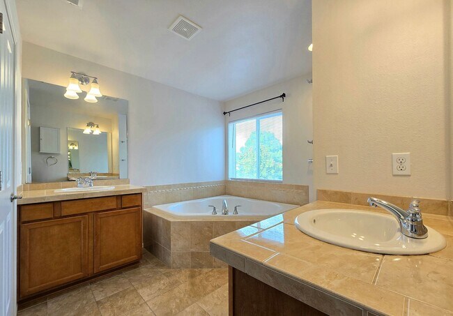 Building Photo - Charming Single Family 4 Bed/2.5 Bath Home...