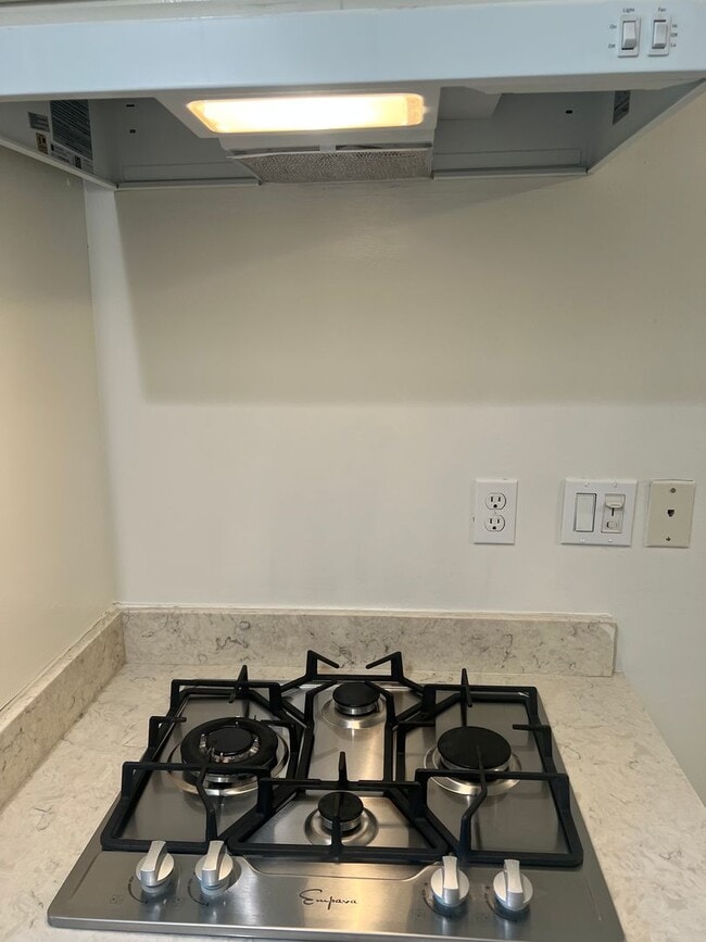 Building Photo - Second-floor 1-bedroom apartment in Whittier.